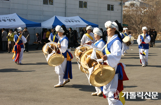 정월대보름 맞아 수원교구 신봉동·명학본당 등 민속놀이 한마당 열어