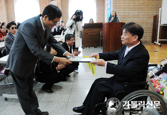 수원교구 장애인 선교연합회 부활 미사·봉사자에 감사패 전달