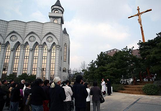 수원교구 정자동주교좌성당 십자가동산 축복