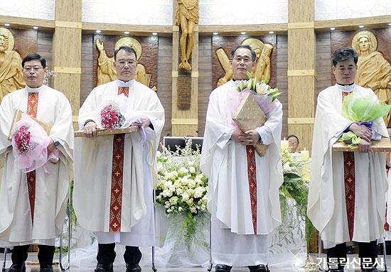 수원교구 성유축성미사…‘말씀의 선교 수도회’ 진출 25주년·사제 은경축 축하식도 