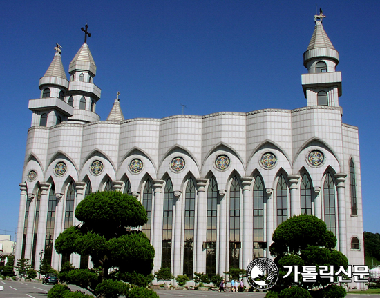 [2013년 교구 설정 50주년 특집 - 최덕기 주교와 함께] (4) 정자동성당, 주교좌 대성당으로 교황청 공식 인준