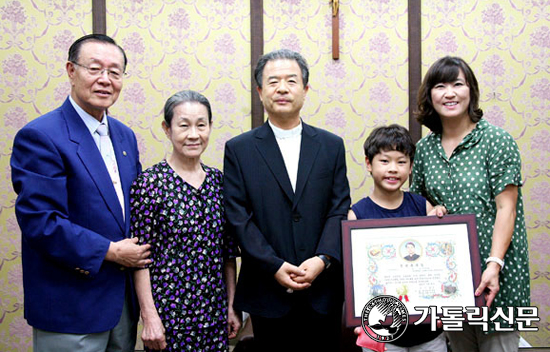 수원교구장 이용훈 주교, 김봉희·유연상씨 부부에 은인 축복장