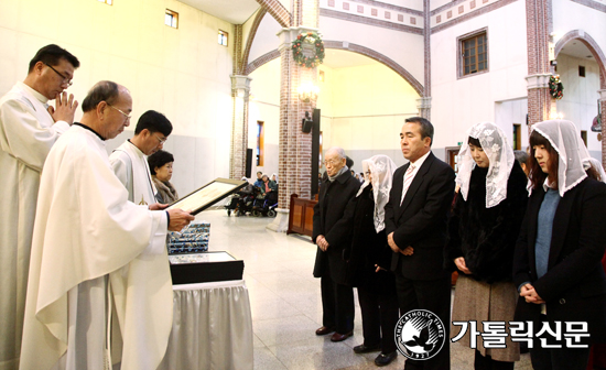 수원교구 각 대리구별 교구장 성가정 축복장 수여미사 봉헌