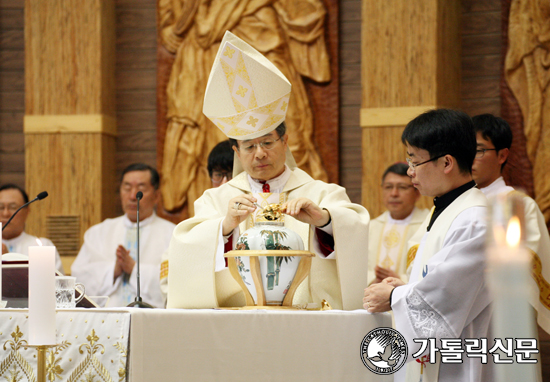 수원교구 사제단, 성유축성미사 봉헌·사제서약 갱신