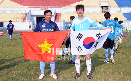 [독자마당] 수원대리구 50+ 축구회, 베트남서 경기