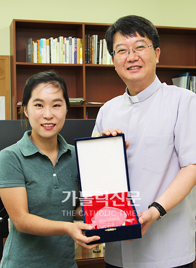 수원교구 복음화국, 남수단 의료봉사자에 감사패 전달