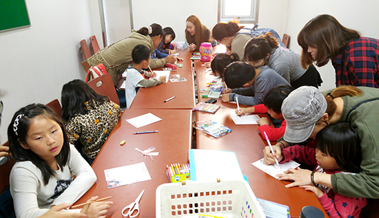 해외선교 홍보지 「디바인」, 전교주일 맞아 성포동본당 등 방문