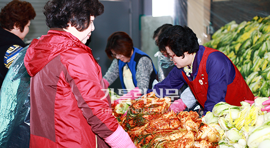 수원교구 원곡본당 지역 불우이웃 위한 ‘김장 나눔’ 