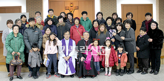 수원교구 생명위, 생명지원사업 기금 전달식