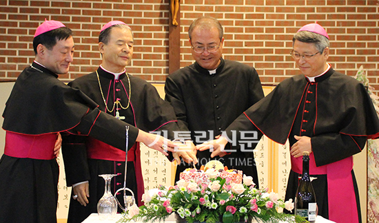 수원교구 제3대 평택대리구장에 윤재익 신부 취임