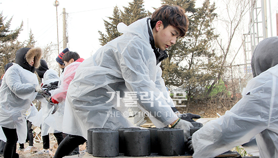 [르포] 홀몸어르신에게 연탄 배달 나선 대건청소년회 씨밀레