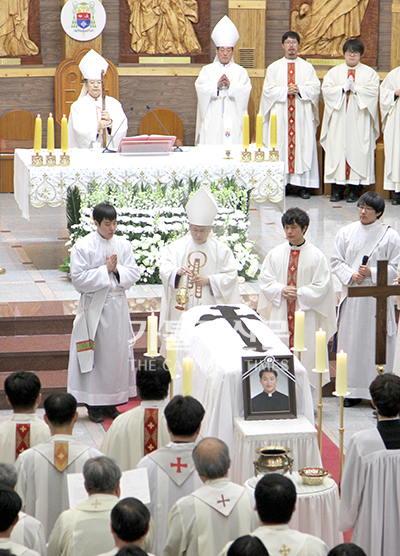 김진완 신부 장례미사, 영원한 안식을 위해 기도