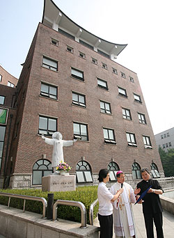 수원교구청 입구 ‘평화의 예수님상’ 축복식