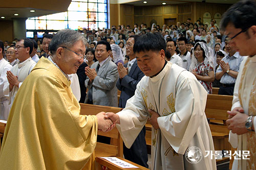 수원 성남대리구장 김영옥 신부 은퇴 감사미사… 신자 등 2700여 명 참석