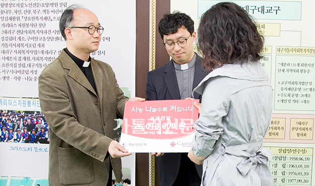 [사랑 나눌수록 커집니다] 성금전달(3월 20일자 ) 가정폭력·성장부진 겪는 진성·진희 남매