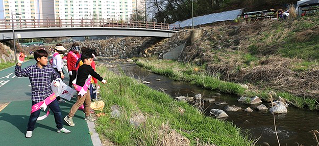 성복동성마리아요셉본당, 5년째 하천 정화 ‘눈길’