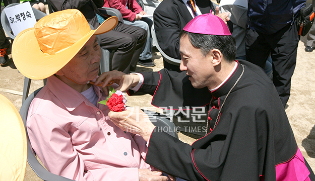 서울 단중독사목위, 소외 노인들 초청 어버이날 행사