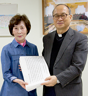 [동정] 박춘순씨, 붓글씨 성경 신·구약 필사본 부산교구에 기증