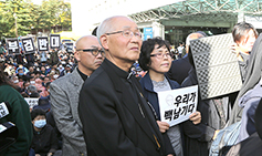 경찰의 부검영장 집행 막아선 이병호 주교와 시민들