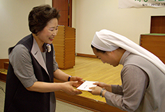 서울 가톨릭여성연, 다문화가정 등 힘든 이웃에 바자 수익금 전해