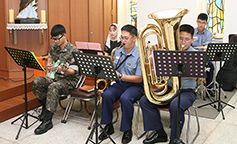 해군 만포대본당 미사 반주하는 2함대사령부 군악대원들