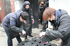 서울 광장동본당 청년들 자발적 연탄 봉사 나서