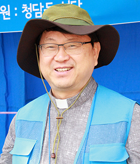 [인터뷰] ‘하늘 빛 사랑’ 봉사단 지도 김민수 신부