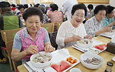 성남 수정노인종합복지관, 초복 맞아 지역 어르신께 삼계탕 대접