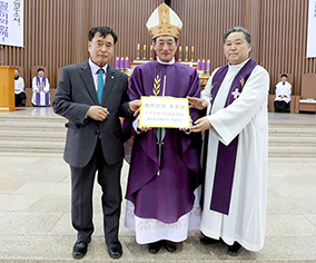 수원교구 포일본당, 카페 수익금 모아 해외선교 후원금 전달