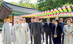 조환길 대주교, 동화사 찾아 부처님 오신 날 축하 전해