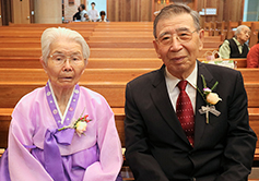 대전 전민동본당 어르신 혼인갱신식서 금강혼 축복장 받은 김종수·정준태 부부