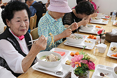 성남 수정노인종합복지관 초복 맞이 삼계탕 나눔 행사