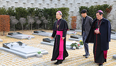 안성추모공원에 마련된 새 성직자 묘역 축복