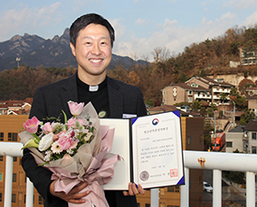 제15회 청소년푸른성장대상 받은 ‘가톨릭아동청소년재단’ 사무총장 최인비 신부