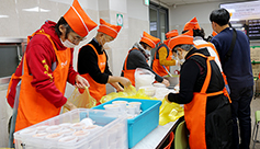 무료급식소 닫고 배달로 식사 전달… ‘안나의 집’ 도시락 제작 현장을 가다