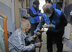 염수정 추기경, 서울역 인근 쪽방촌 주민들 찾아