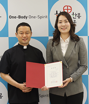 이지윤씨, 산티아고 순례 여정 담아… 손수 제작한 책 수익금 전액 기부