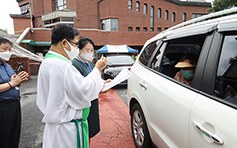 서울 번동본당 ‘드라이브 스루’ 병자 영성체