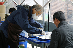 염수정 추기경, 노숙인에 따뜻한 밥 한 끼 대접