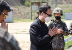 군종교구장 서상범 주교, 훈련 중인 군종사관후보생 사제 격려