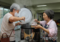 [특집] 가난한 이들과 밥 나누는 교구, ‘사랑의 도시락’ 봉사 현장을 가다