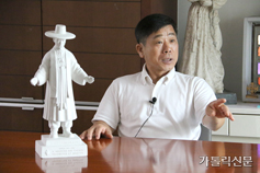 성 베드로 대성당 외벽 김대건 성인상 조각하는 한진섭 작가 